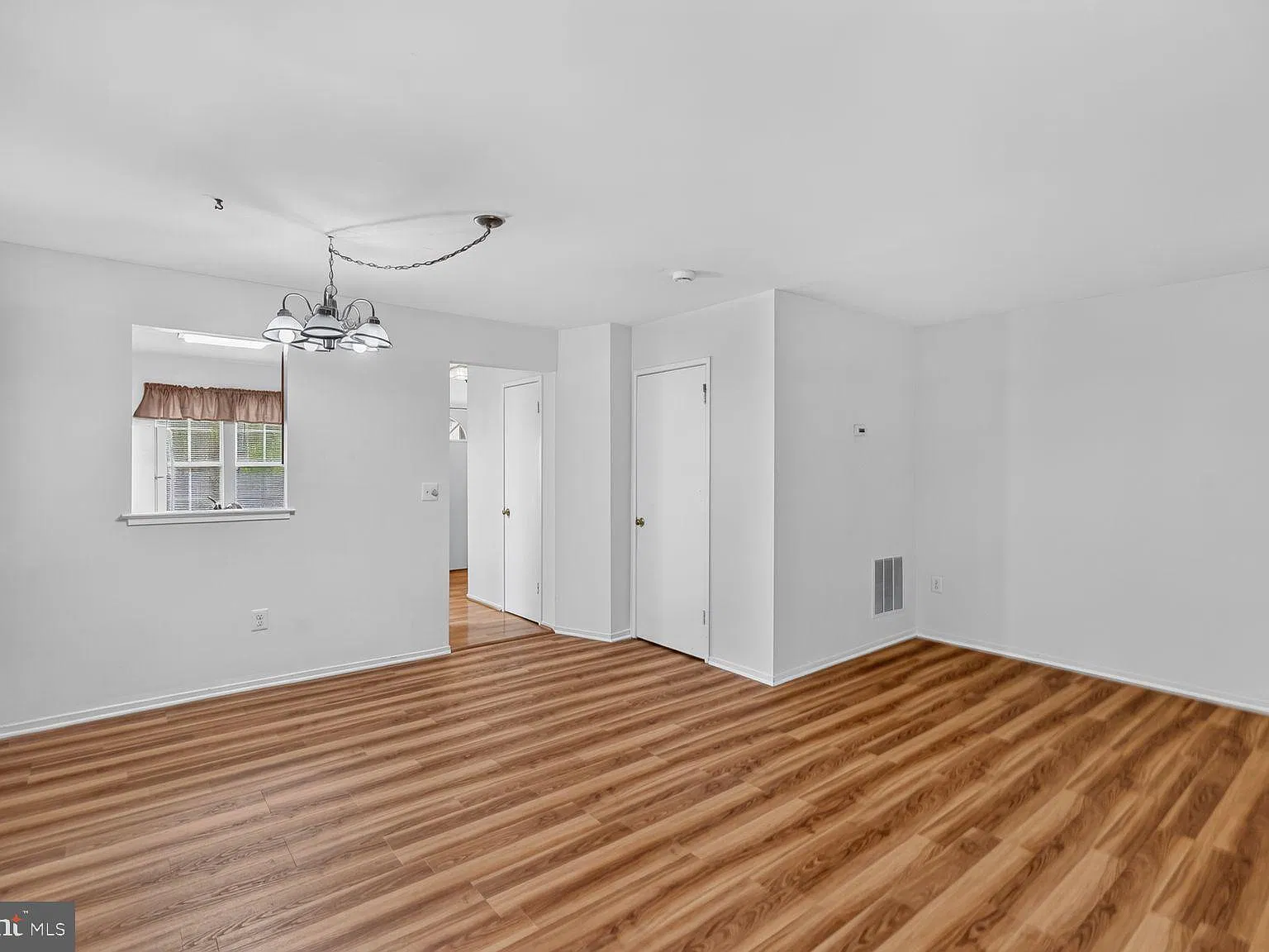 3 bed, 1.5 bath, 1834 sqft, $2,100 — Photo 3
