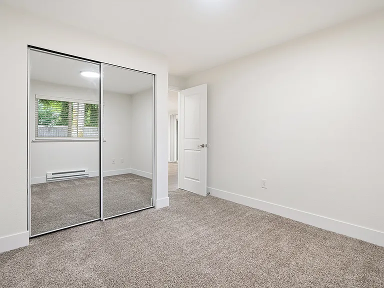 Pointe West Apartments — Photo 11