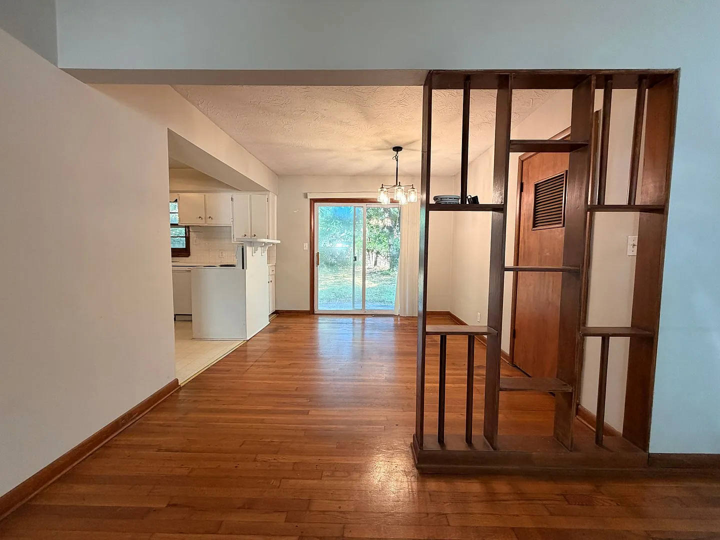 3-Bed, 1-Bath in Oak Grove Neighborhood. + Garage, fenced in backyard, Washer/Dryer Hookups — Photo 3