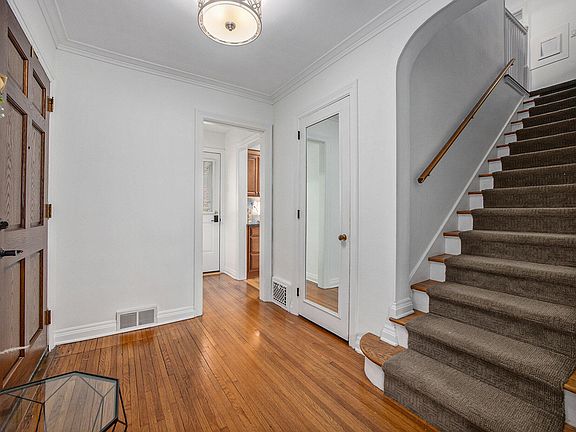 4th image of 900 Iroquois Dr SE