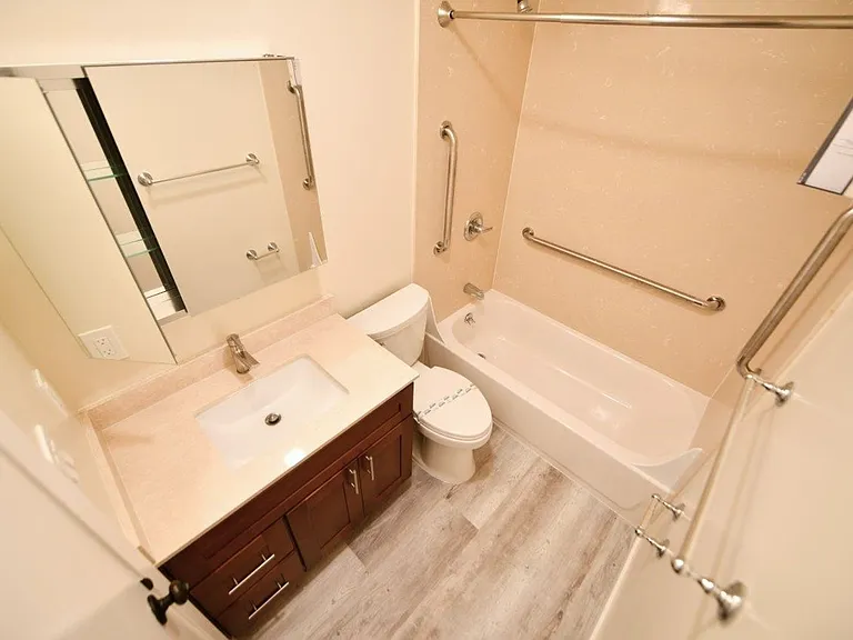 95 Linda Apartments — Photo 16