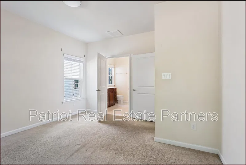 3 bed, 2.5 bath, 1882 sqft, $2,600 — Photo 3
