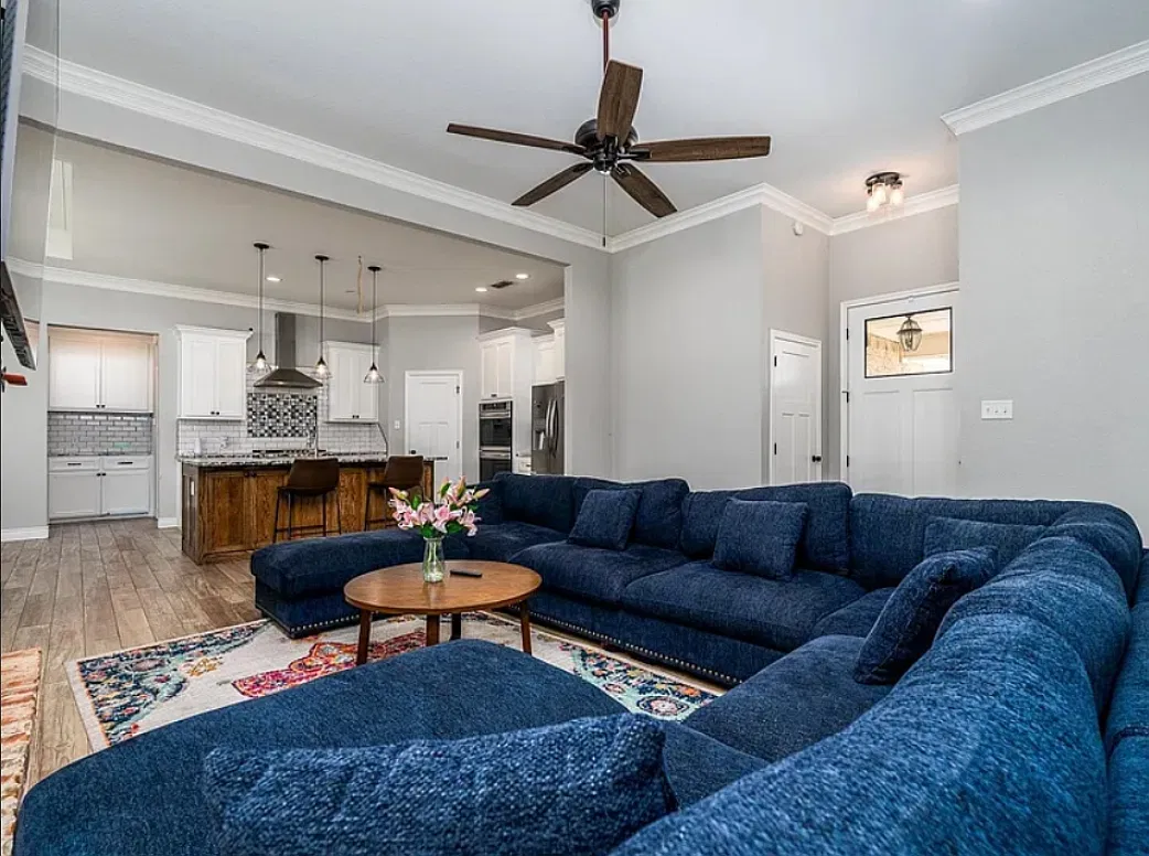 4 bed, 2371 sqft, $5,500 — Photo 3