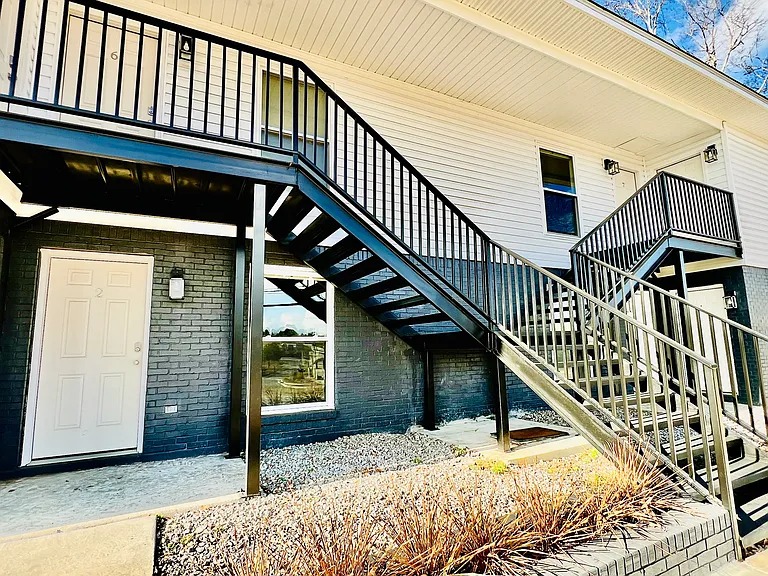 819 E Lee St #8 — Photo 3