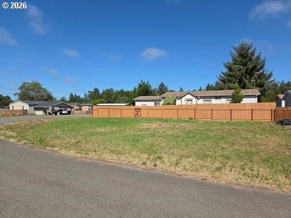Matthew Ln, Coos Bay, OR 97420
