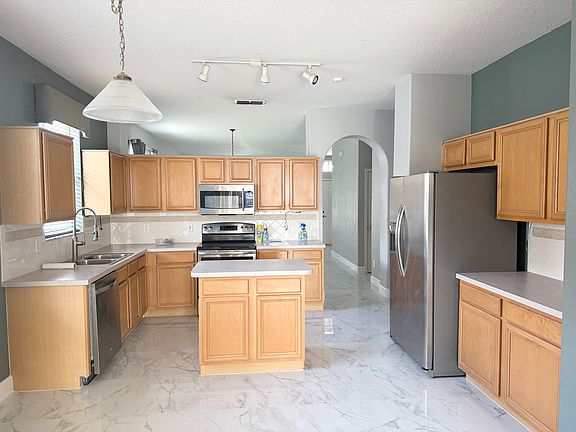 5th image of 895 Lewis Pl