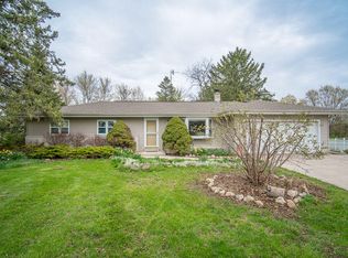 860 Lark Ct, Cedarburg, WI 53012
