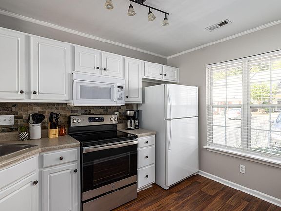 5th image of 49 Tannenbaum Cir