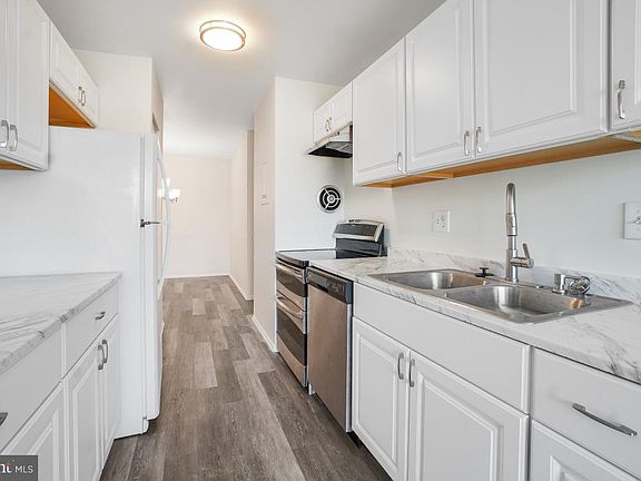 3rd image of 454 Girard St #373