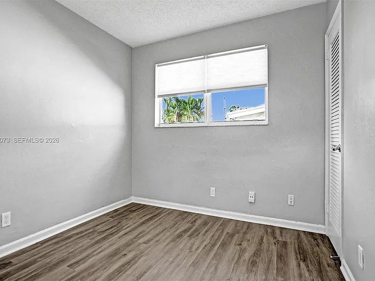 949 SE 10th Ct — Photo 20