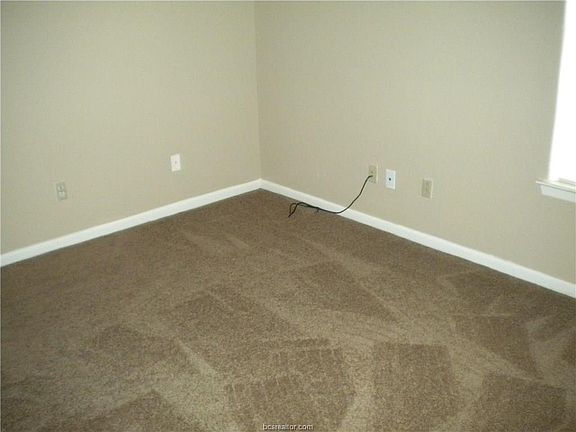 5th image of 1002 Autumn Cir APT B