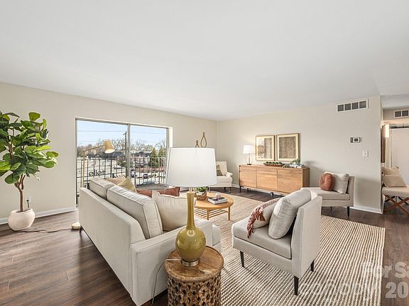 2nd image of 1323 Queens Rd Unit 324