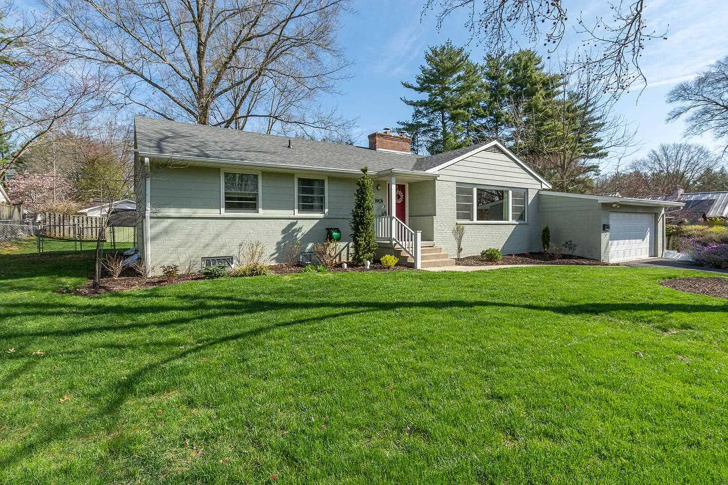 1901 E Ruby Ln photo 1