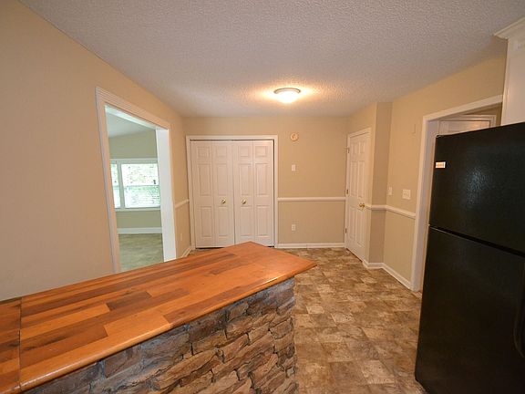 5th image of 413 Vivian Way