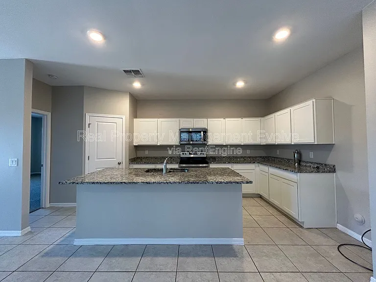 6551 W Magdalena Ln — Photo 7