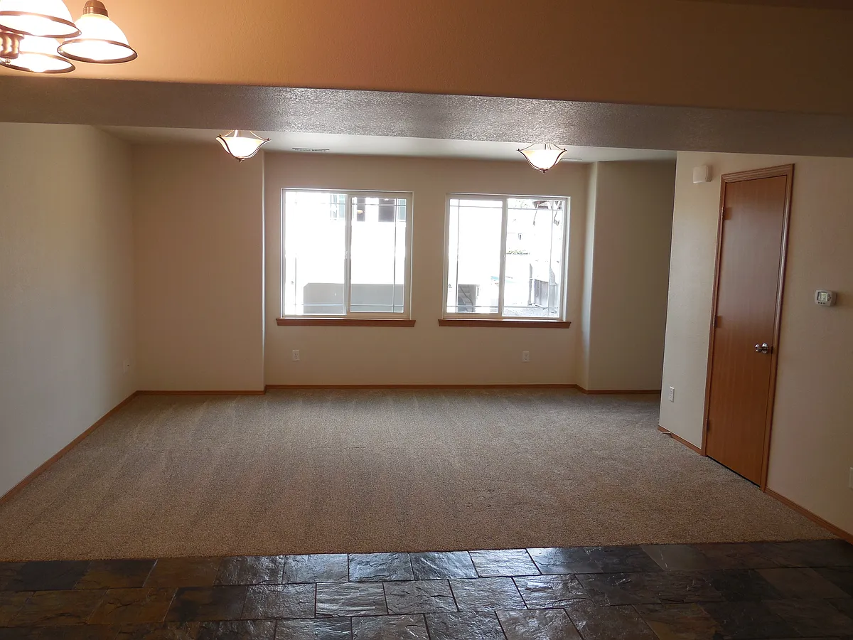 Building Photo - 213 Breezy Way