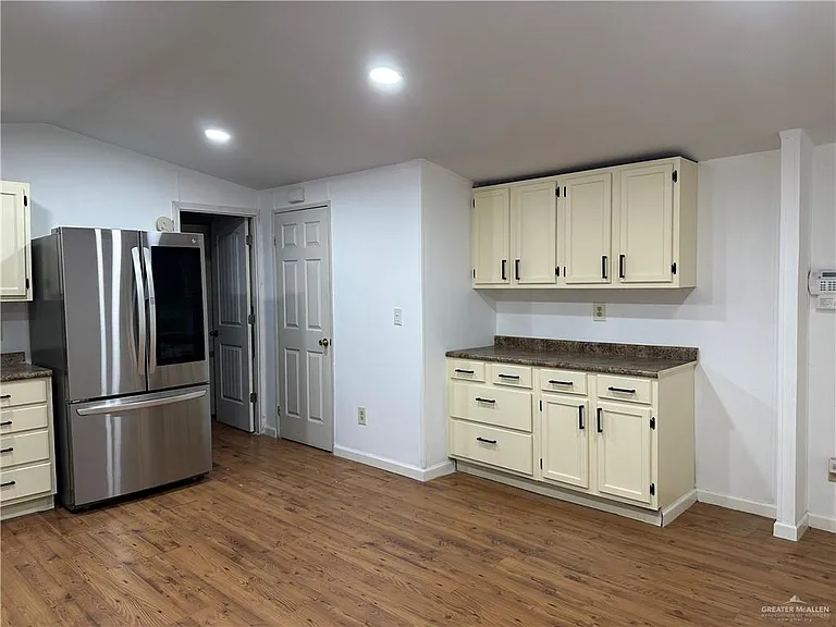 323 W Davis Rd — Photo 6