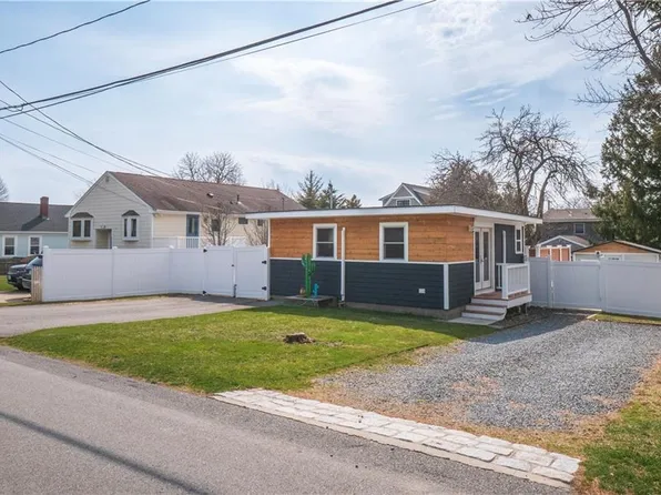 100 Renfrew Ave, Middletown, RI 02842