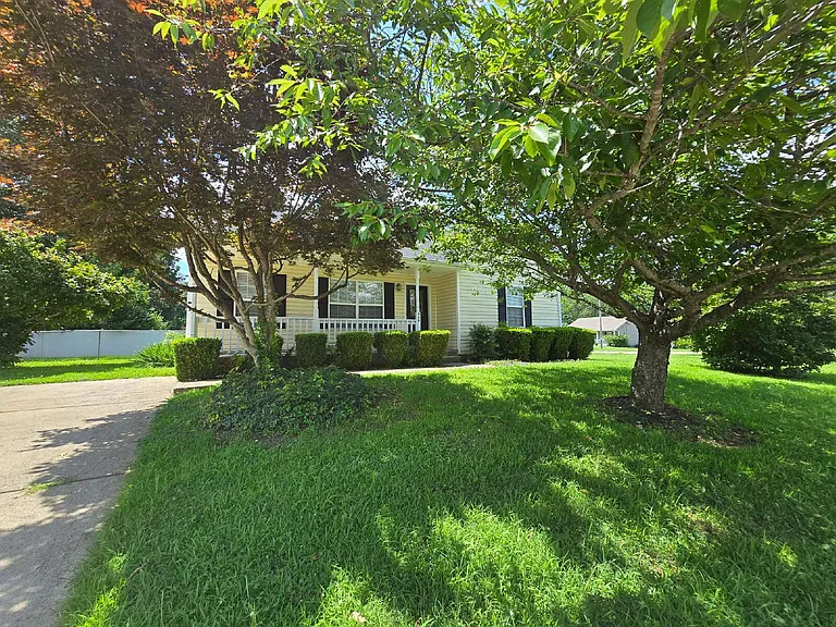 460 Caney Ln — Photo 2