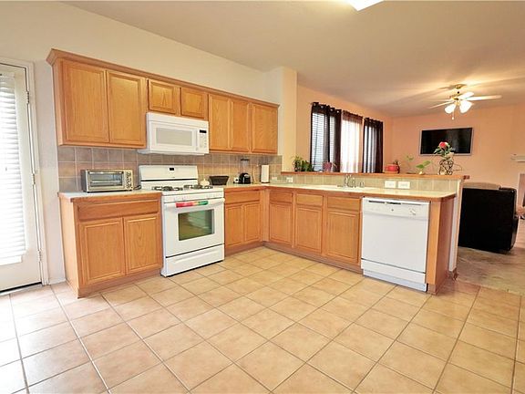 5th image of 935 Pinebrook Dr