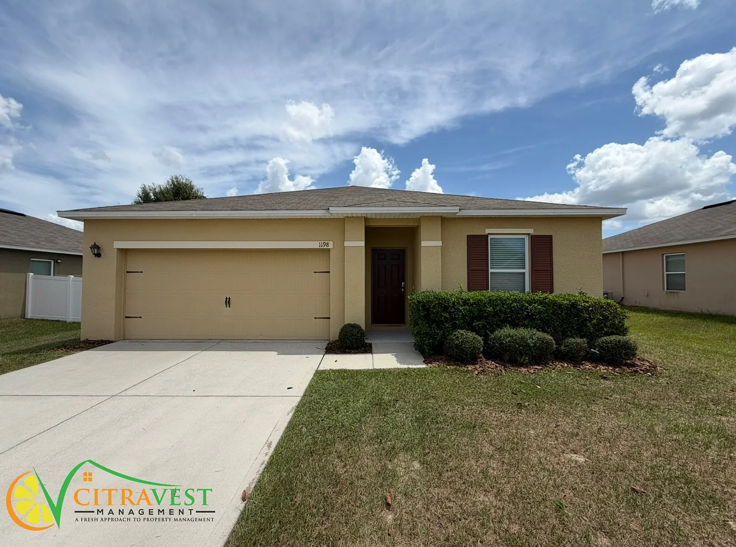 Newer 3 Bedroom, Available in Winter Haven! — Photo 1