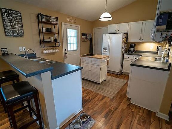 5th image of 638 Sterling Ct