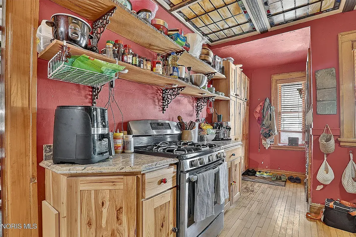 5 bed, 2200 sqft, $2,000 — Photo 3