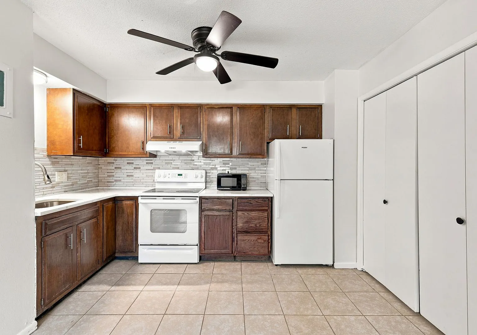 - Half Off 1st Months Rent - Renovated - In Unit Laundry — Photo 3
