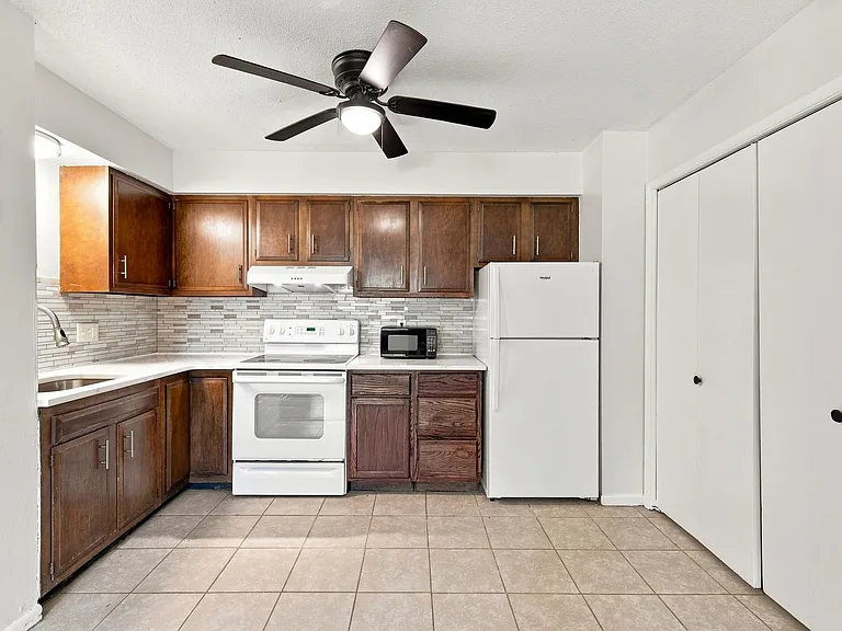 500 - 530 Laurel St — Photo 3