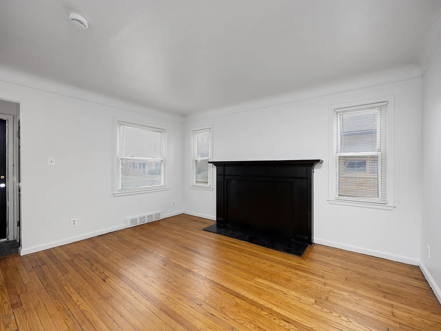 3 bed, 1.0 bath, 876 sqft, $1,250 — Photo 3