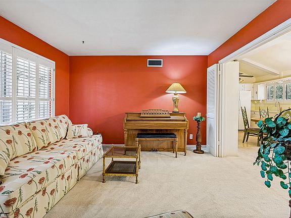 5th image of 827 Oak Forest Dr
