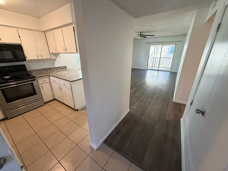919-923 Alvarado Dr SE — Photo 3
