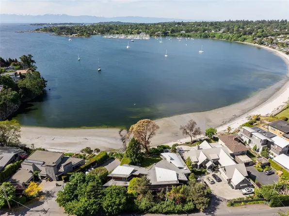 3931 Cadboro Bay Rd, Saanich, BC V8N 4G7