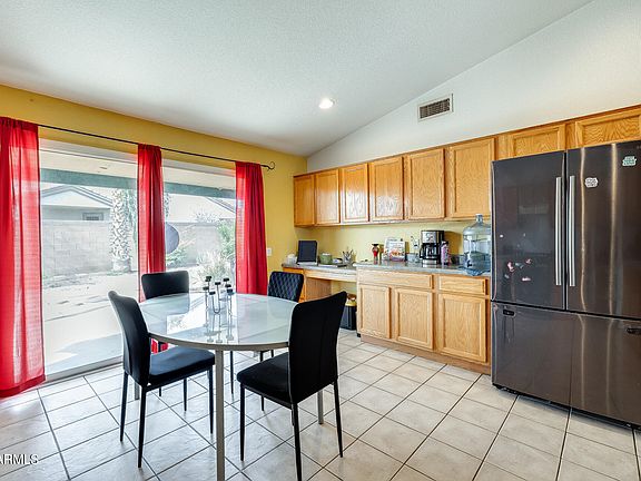 3rd image of 1503 N POPPY Street