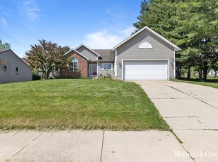 2843 Meadow Bluff Dr NW, Grand Rapids, MI