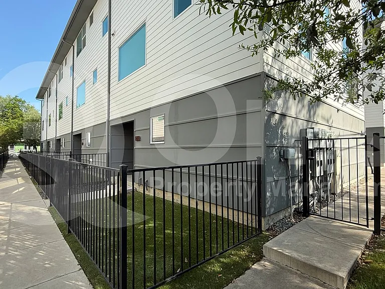 5020 Bryan St #305 — Photo 26