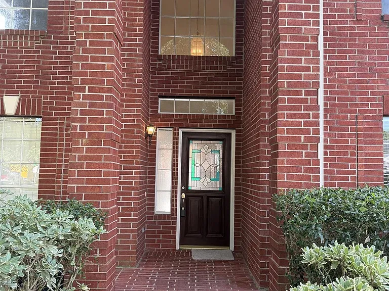 2317 Orleans Ln — Photo 2