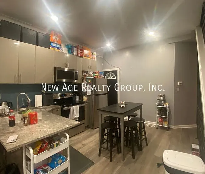 1717 Fontain St — Photo 2