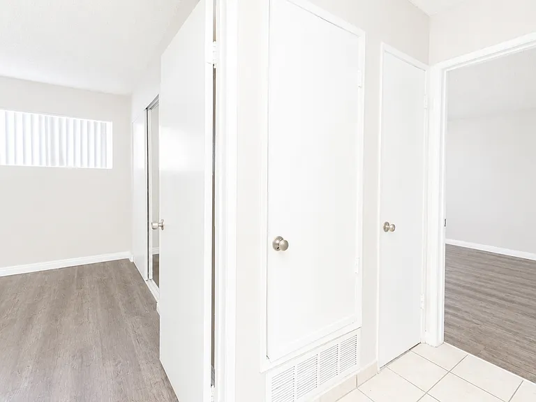 571 E Richland St #K — Photo 9