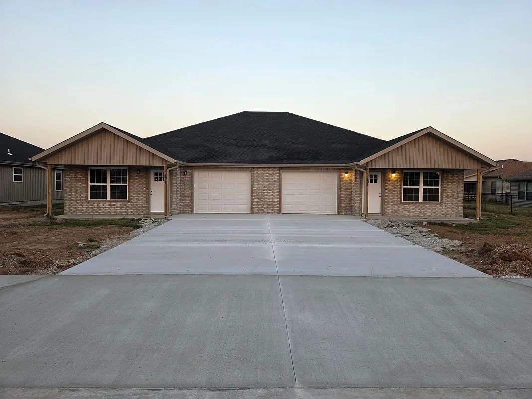 3 bed, 2.0 bath, 1200 sqft, $1,350 — Photo 1
