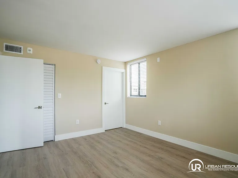 6960 Rue Vendome #201 — Photo 9