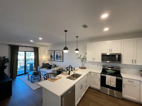 Grand Station Lofts, 8707 Shawnee Mission Pkwy #D020cf51f, Mission, KS 66202