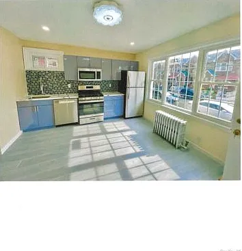 3 bed, 2.0 bath, 2052 sqft, $3,100 — Photo 2