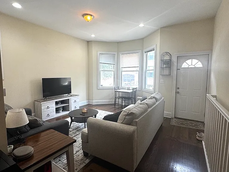 2619 N Southport Ave #1F — Photo 4