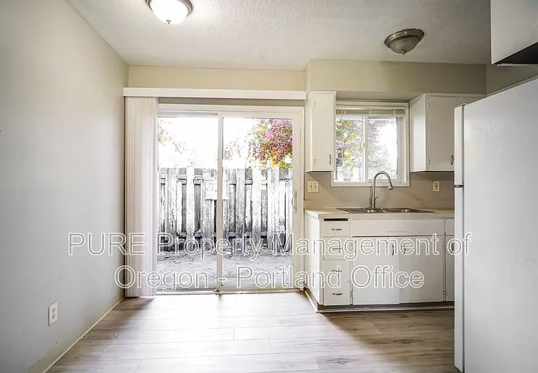 1049 SE Walnut St #11 — Photo 11
