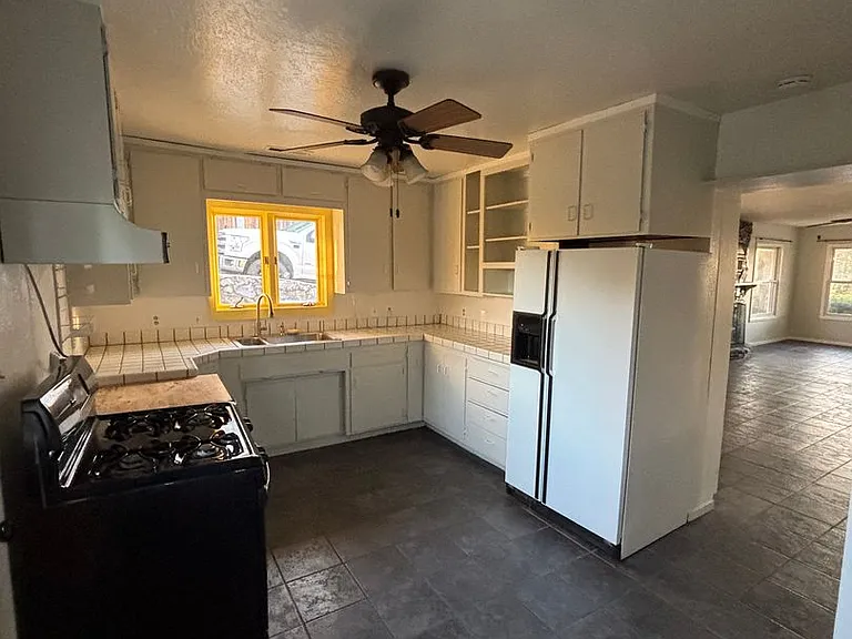560 Landis Cir — Photo 4