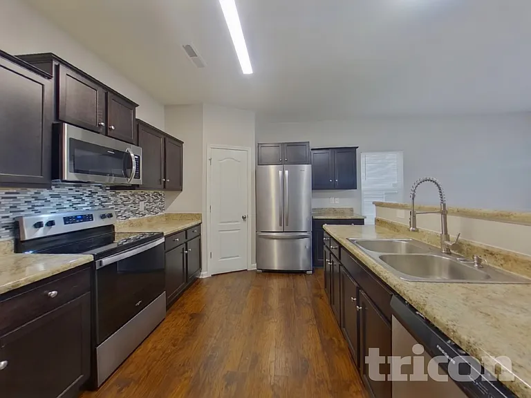 11335 Breezehill Ln — Photo 6
