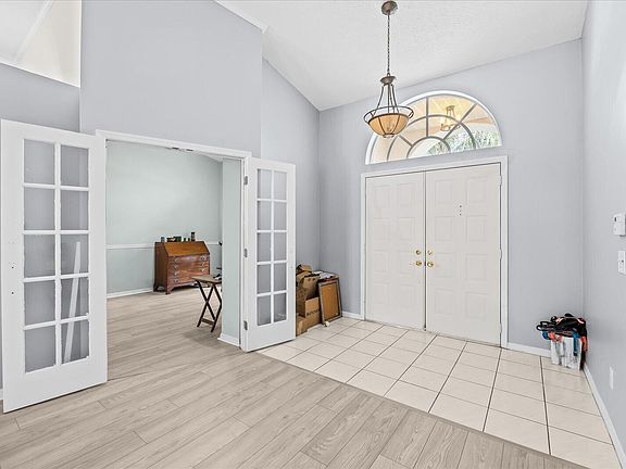 4th image of 2711 SE Fall Street