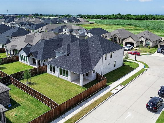 5th image of 582 Silver Springs Ln
