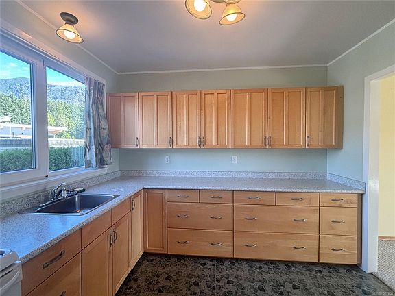 3rd image of 504 Maquinna Cres